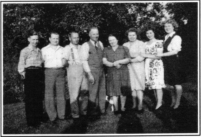 A photo taken at a later time with all the children. From left to right: Ross, William, Michael, "Gido", "Baba", Rose, Nadia, Violet.